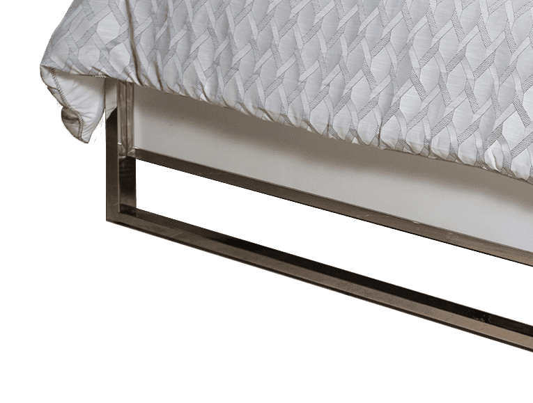 Кровать с отделкой из кожи и металла, размер Queen