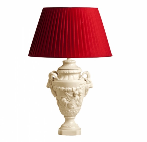 Лампа с бордовым абажуром