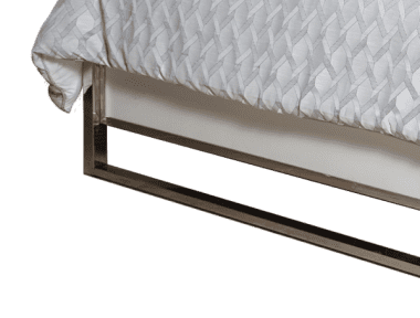 Кровать с кожаной обтяжкой на декоративной стальной спатформе, размер Eastern King